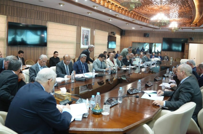 عبد الوافي لفتيت يكتب في دفتر أعمال