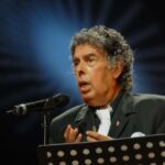عبد الوهاب الدكالي يغني على المسرح