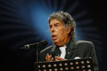 عبد الوهاب الدكالي يغني على المسرح