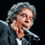 الفنان المغربي عبد الوهاب الدكالي يغني في حفل فني