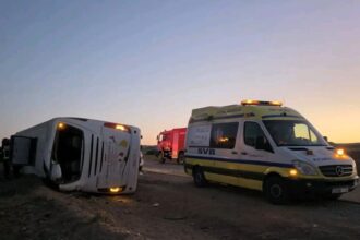 سيارة إسعاف تتعامل مع حادث حافلة
