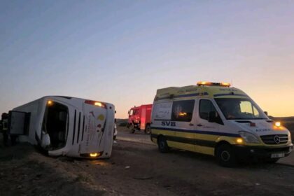 سيارة إسعاف تتعامل مع حادث حافلة