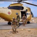 طائرة عسكرية تهبط في الصحراء