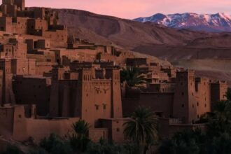 صورة جوية لقصر آيت بن حدو التاريخي بالمغرب، مبني بالطين.