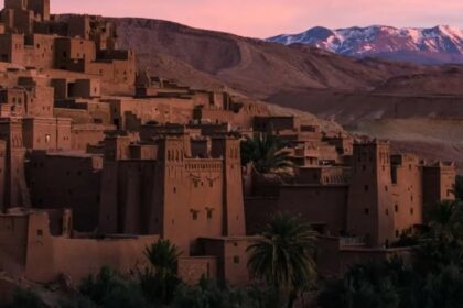 صورة جوية لقصر آيت بن حدو التاريخي بالمغرب، مبني بالطين.