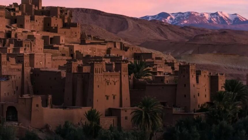صورة جوية لقصر آيت بن حدو التاريخي بالمغرب، مبني بالطين.