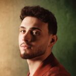 الفنان الشامي يبتسم بلحية خفيفة