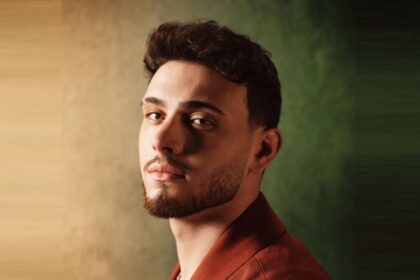 الفنان الشامي يبتسم بلحية خفيفة