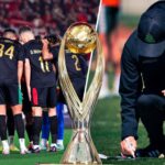 لاعبي ودرب فريق الجيش الملكي يحتفلون بكأس البطولة.