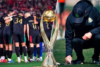 لاعبي ودرب فريق الجيش الملكي يحتفلون بكأس البطولة.