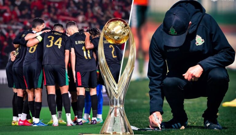 لاعبي ودرب فريق الجيش الملكي يحتفلون بكأس البطولة.