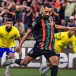 لاعب الجيش الملكي يسدد الكرة خلال مباراة ضد ماميلودي صن داونز