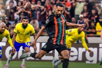 لاعب الجيش الملكي يسدد الكرة خلال مباراة ضد ماميلودي صن داونز