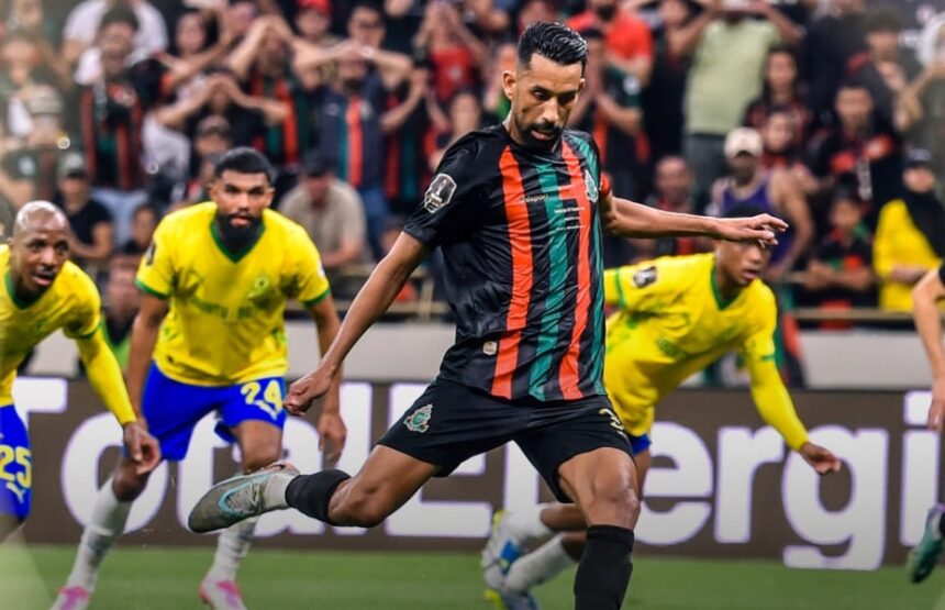 لاعب الجيش الملكي يسدد الكرة خلال مباراة ضد ماميلودي صن داونز