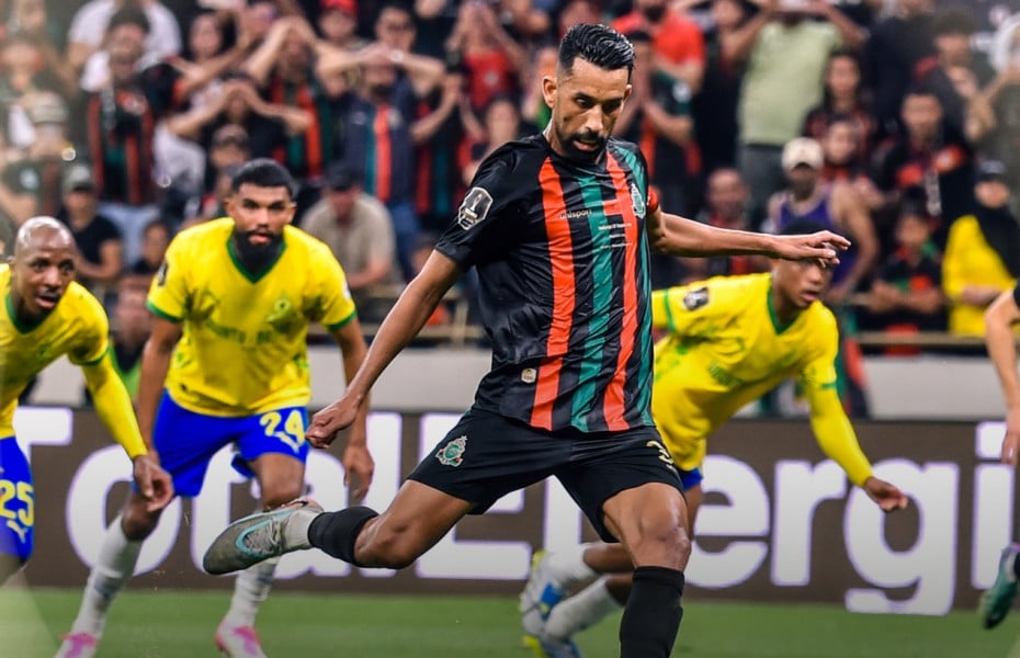 لاعب الجيش الملكي يسدد الكرة خلال مباراة ضد ماميلودي صن داونز