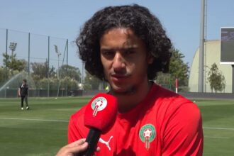أيوب بوعدي يتحدث أمام الميكروفون
