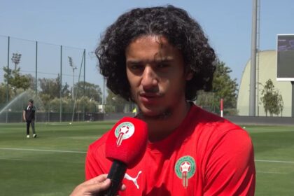 أيوب بوعدي يتحدث أمام الميكروفون