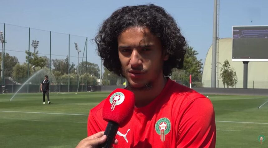 أيوب بوعدي يتحدث أمام الميكروفون