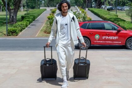 أيوب بوعدي يحمل حقائبه في مركب محمد السادس