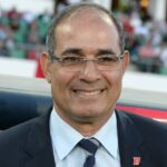 بادو الزاكي ببدلة رسمية وربطة عنق زرقاء.