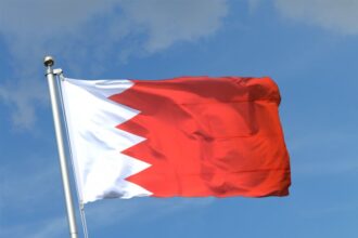 علم البحرين يرفرف في السماء الصافية