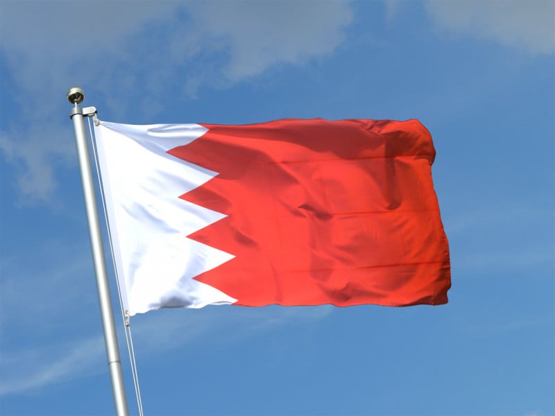 علم البحرين يرفرف في السماء الصافية