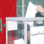 شخص يضع صوته في صندوق الاقتراع.