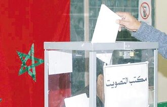 شخص يضع صوته في صندوق الاقتراع.