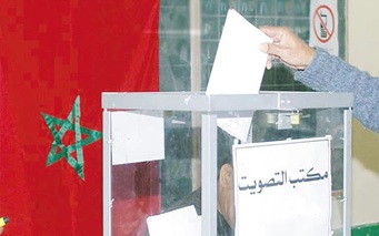 شخص يضع صوته في صندوق الاقتراع.