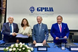 أشخاص يقفون في اجتماع، بنك، مؤسسة مالية، موظفون