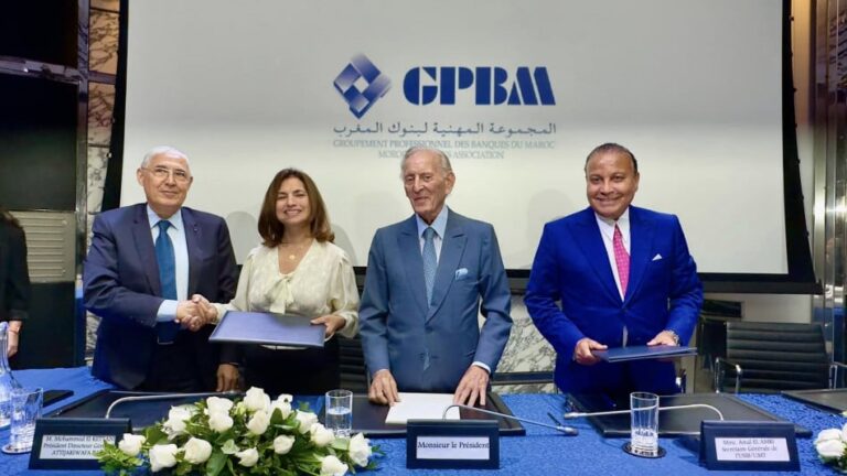 أشخاص وممثلون عن المجموعة المهنية لبنوك المغرب