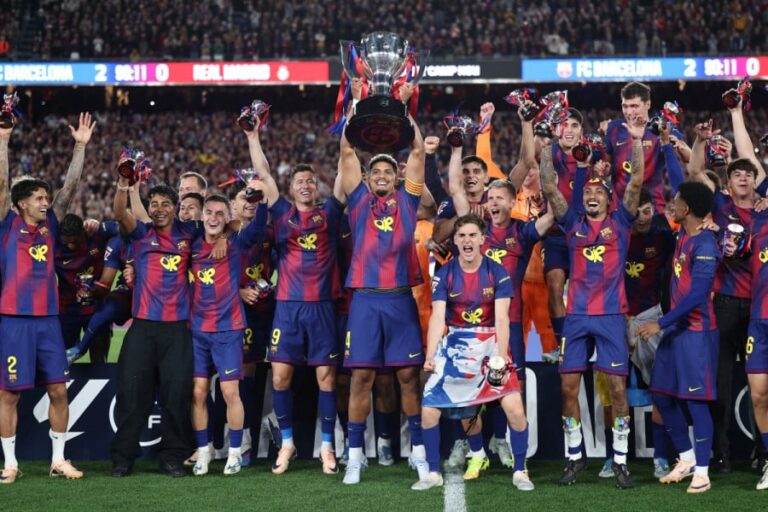 لاعبو برشلونة يحتفلون بلقب الدوري الإسباني