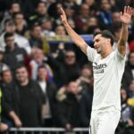 لاعب كرة قدم يرفع يده في الملعب