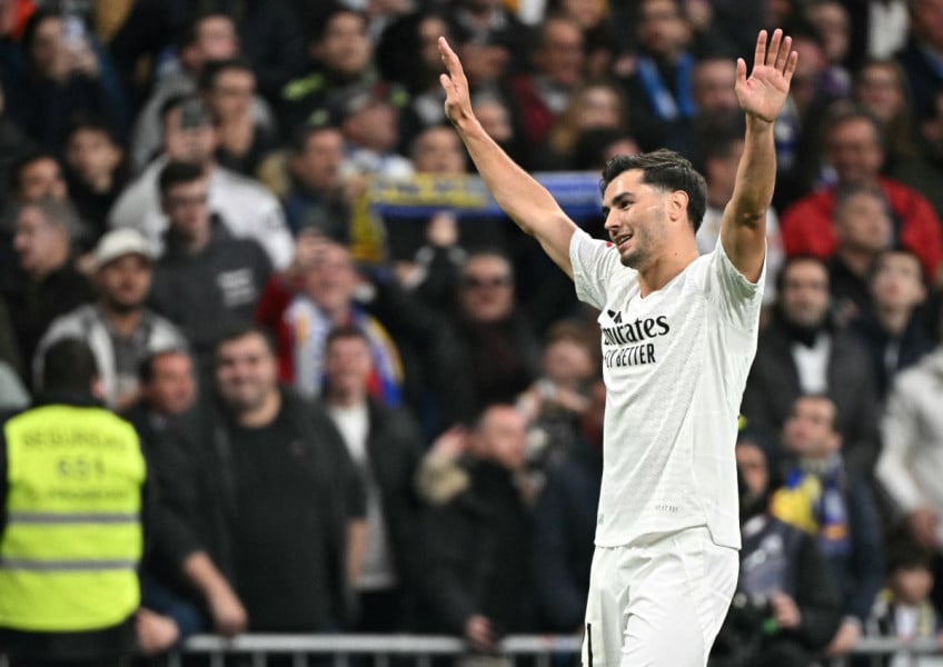 لاعب كرة قدم يرفع يده في الملعب