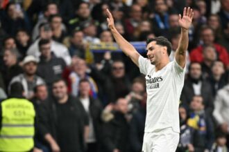 إبراهيم دياز لاعب ريال مدريد يحتفل بهدف.