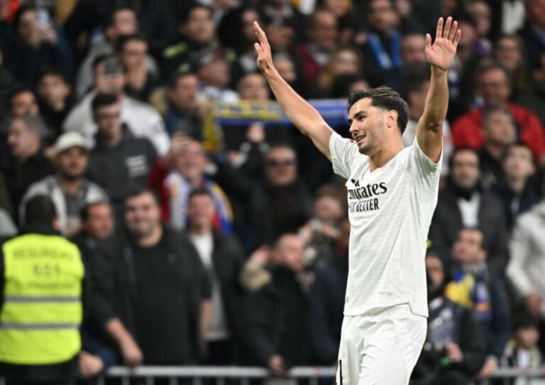 إبراهيم دياز لاعب ريال مدريد يحتفل بهدف.