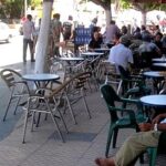 طاولة مقهى في الشارع العام بجانب بناية سكنية.