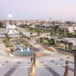 منظر لمدينة مغربية مع نافورة دائرية في المنتصف.
