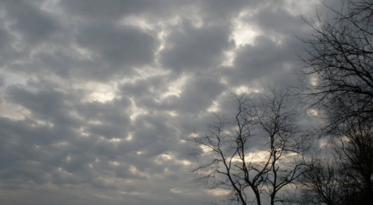 سماء ملبدة بالغيوم الداكنة