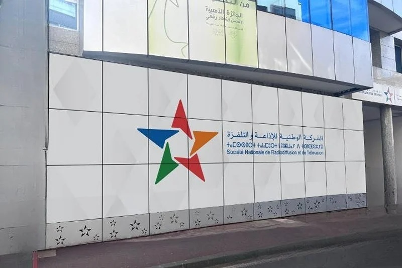 واجهة مبنى ذي ألوان زاهية وجمالية معمارية