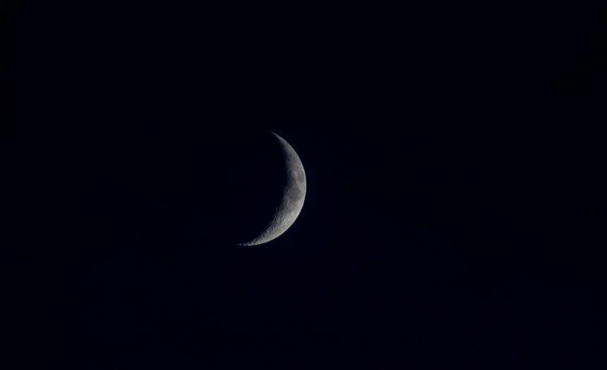 هلال شهر ذي الحجة فوق مدينة مغربية
