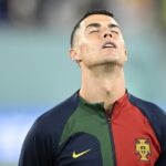 كريستيانو رونالدو بقميص منتخب البرتغال ينظر بفخر.