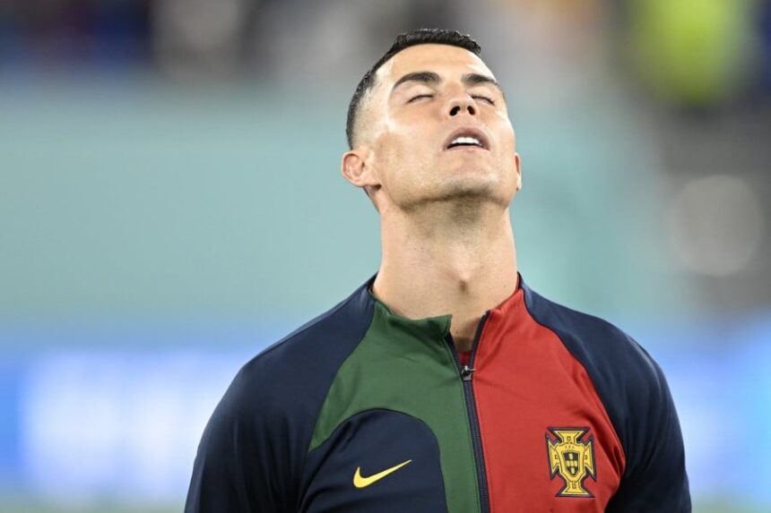 كريستيانو رونالدو بقميص منتخب البرتغال ينظر بفخر.