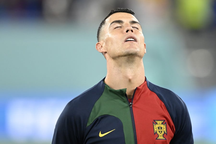 كريستيانو رونالدو بقميص منتخب البرتغال ينظر بفخر.