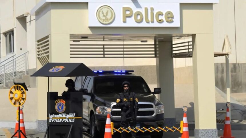 سيارات إسعاف وأفراد الشرطة في موقع حادث إطلاق نار بأسيوط.