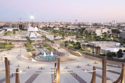 نافورة مضيئة في ساحة عامة بالليل