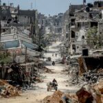 دمار في غزة، رجل يقود عربة بحمارين.
