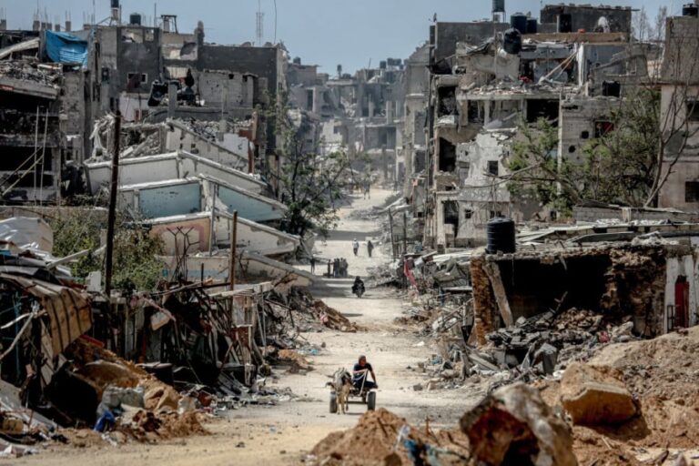دمار في غزة، رجل يقود عربة بحمارين.
