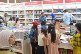 فتيات يشاهدن الكتب على رفوف مكتبة المعرض