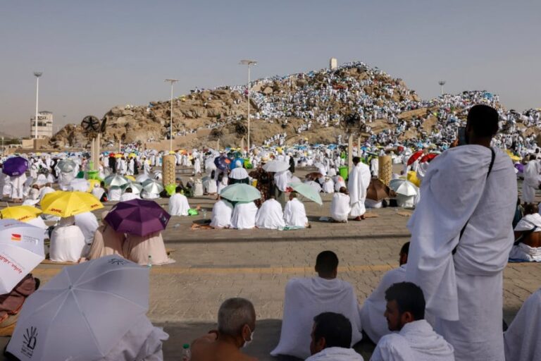 حجاج بيت الله الحرام على صعيد عرفات